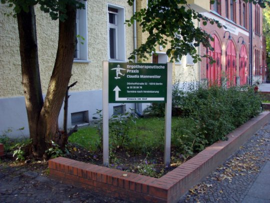 Hinweisschild Ergotherapie Berlin-Lichtenberg Karlshorst